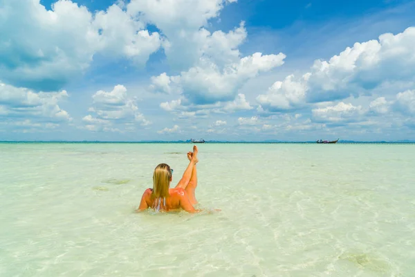 Kvinna på ön Thai beach av Poda — Stockfoto