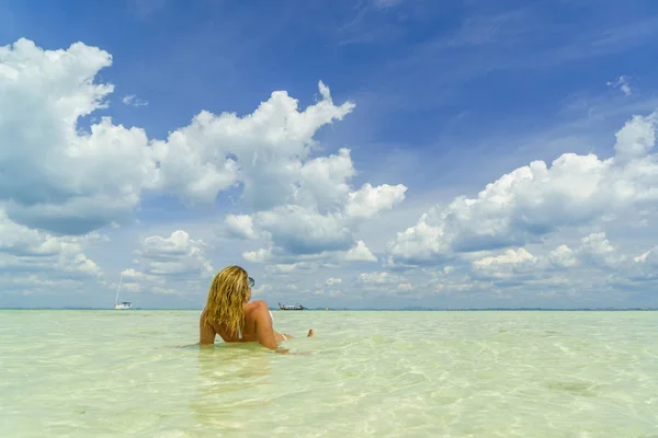 Kvinnan på stranden i Thailand — Stockfoto