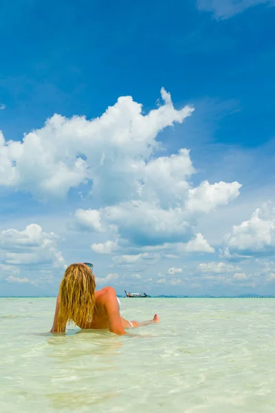 Vrouw op het Thaise strand van Poda eiland — Stockfoto