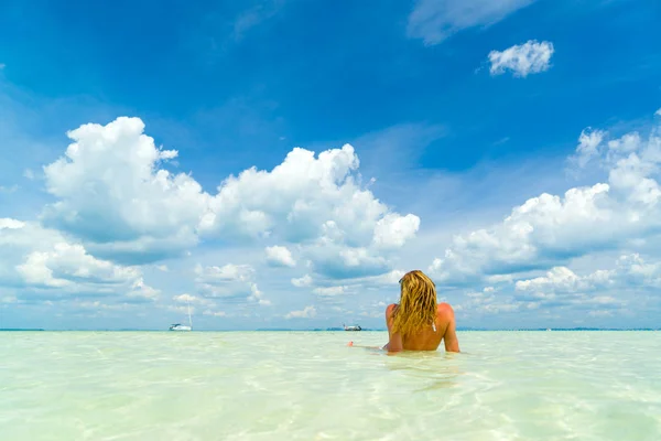 Donna sulla spiaggia tailandese dell'isola di Poda — Foto Stock