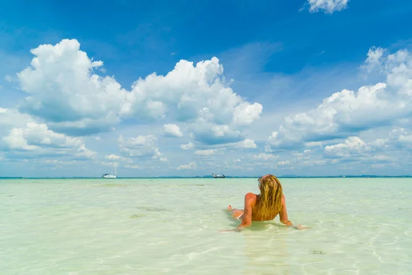 Mulher na praia tailandesa da ilha de Poda — Fotografia de Stock