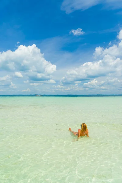 Kvinna på ön Thai beach av Poda — Stockfoto