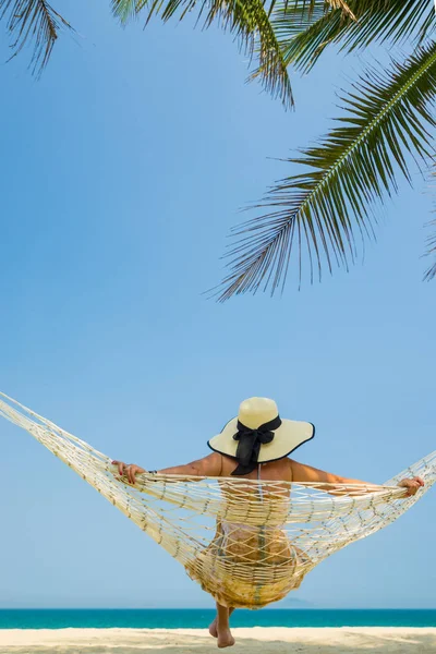 Donna che si rilassa in spiaggia — Foto Stock