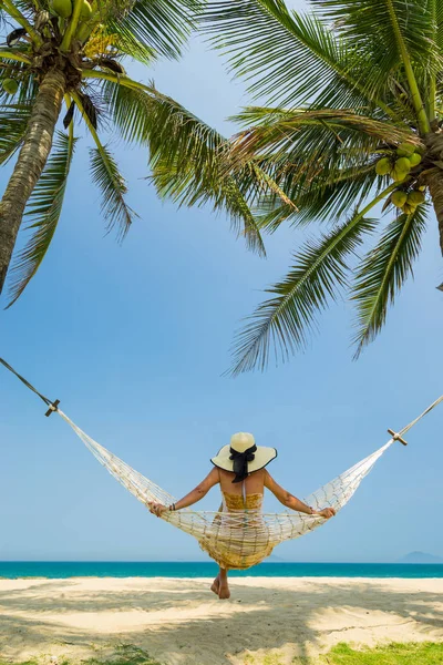 Mujer relajándose en la playa — Foto de Stock