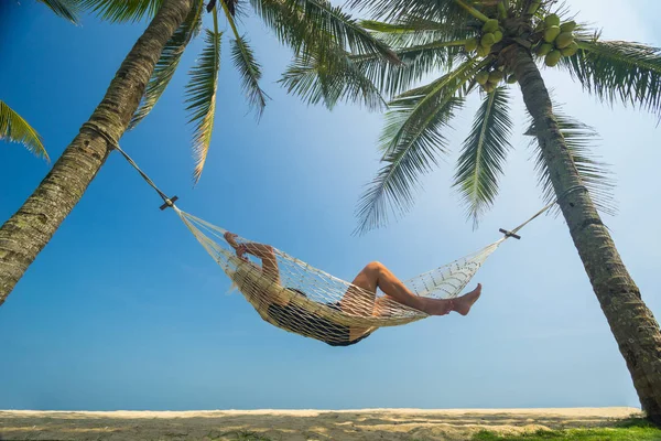 Mulher relaxante na praia — Fotografia de Stock