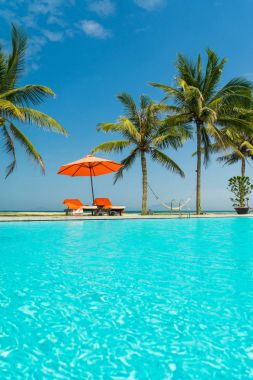 Tropikal resort otel havuzu şezlonglar 
