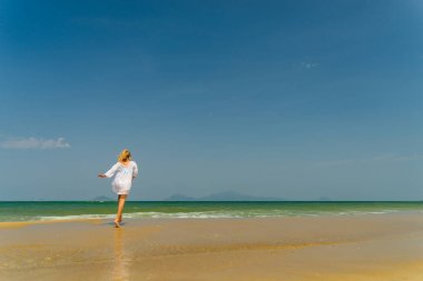 Sahilde zarif kadın 