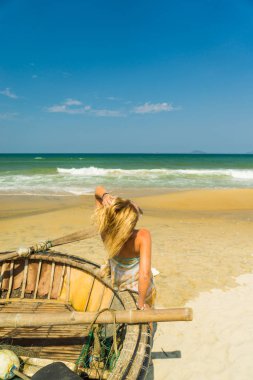 Hoi An Vietnam sahilde rahatlatıcı kadın