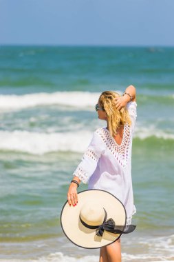 Kadın Hoi sahilde rahatlatıcı bir