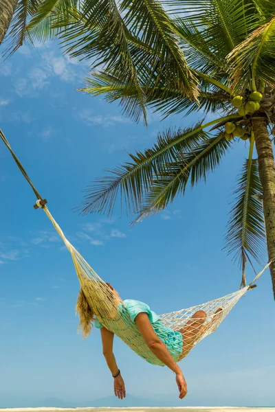 Nő pihenés a strandon — Stock Fotó