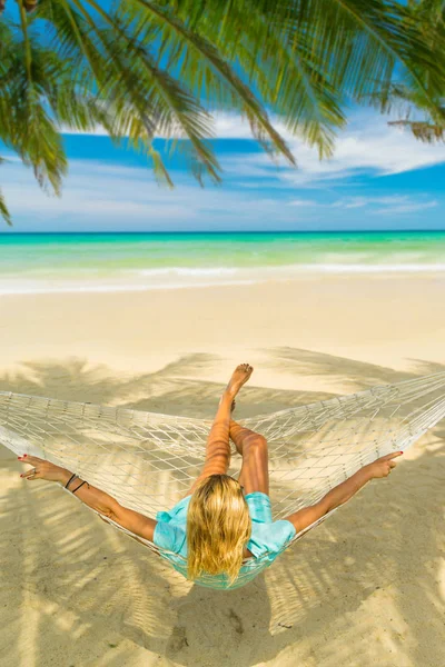 Kumsalda dinlenen bir kadın. — Stok fotoğraf