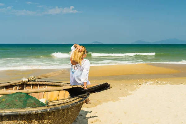 Woman relaxing at the beach in Hoi An Vietnam — Stock Photo, Image