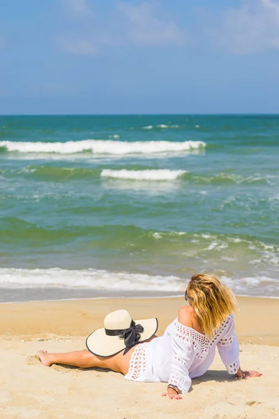 Vrouw ontspannen op het strand in de Hoi een — Stockfoto