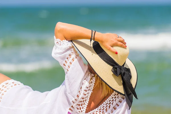 Kobieta, relaks na plaży w mieście Hoi — Zdjęcie stockowe