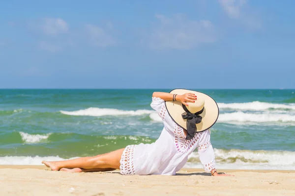 Γυναίκα χαλαρώνοντας στην παραλία για: Χόι Αν μια — Φωτογραφία Αρχείου
