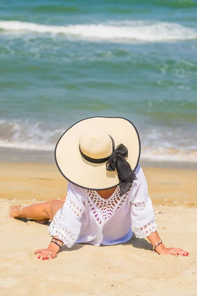 Kadın Hoi sahilde rahatlatıcı bir — Stok fotoğraf