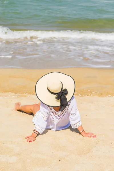 Kvinnan avslappnande vid stranden i Hoi en — Stockfoto