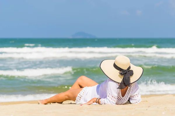 Kvinnan avslappnande vid stranden i Hoi en — Stockfoto