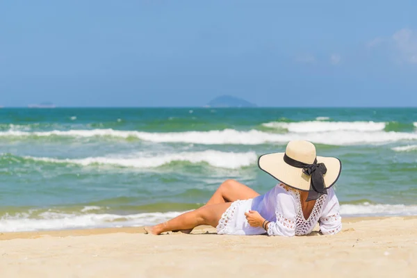 Frau entspannt sich am Strand in hoi an — Stockfoto