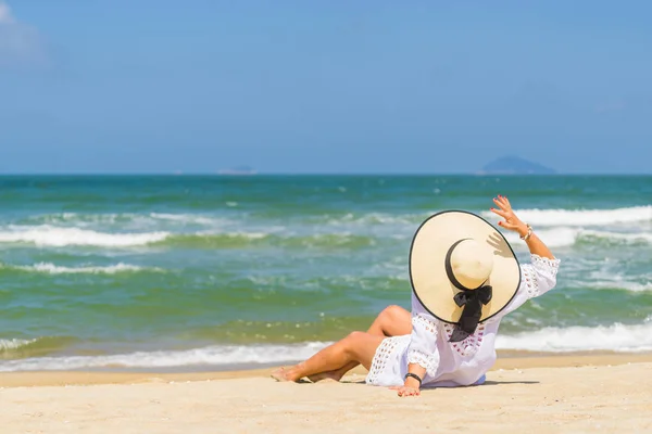 Vrouw ontspannen op het strand in de Hoi een — Stockfoto