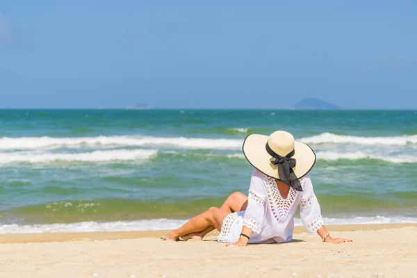 Vrouw ontspannen op het strand in de Hoi een — Stockfoto