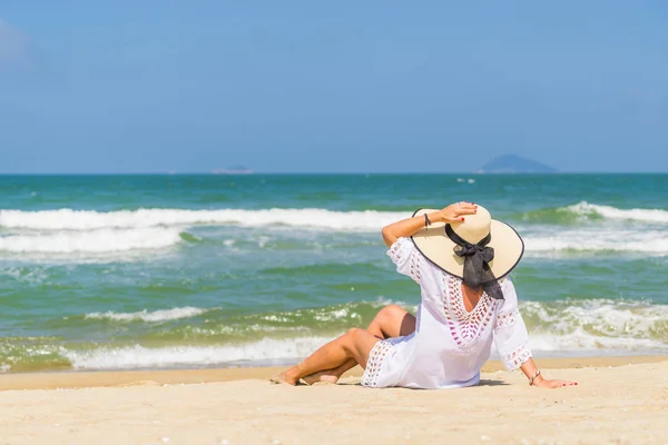 Frau entspannt sich am Strand in hoi an — Stockfoto