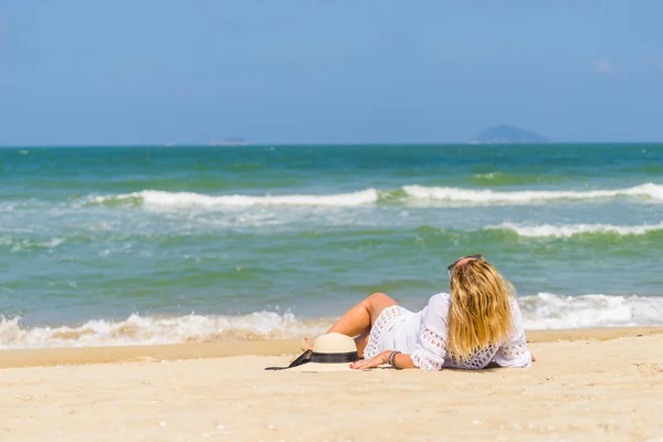 Vrouw ontspannen op het strand in de Hoi een — Stockfoto