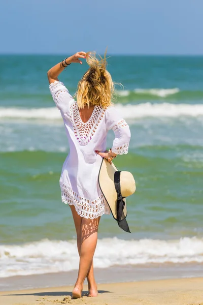 Kobieta, relaks na plaży w mieście Hoi — Zdjęcie stockowe