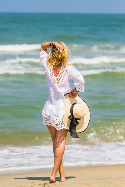 Frau entspannt sich am Strand in hoi an — Stockfoto