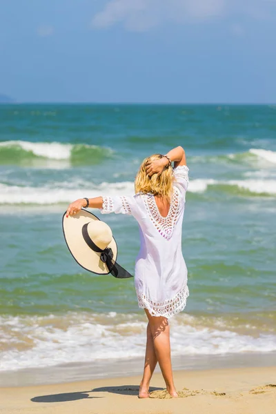 Kvinnan avslappnande vid stranden i Hoi en — Stockfoto