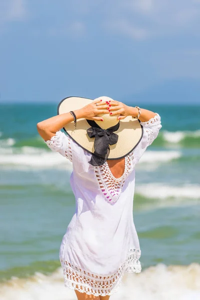 Γυναίκα χαλαρώνοντας στην παραλία για: Χόι Αν μια — Φωτογραφία Αρχείου