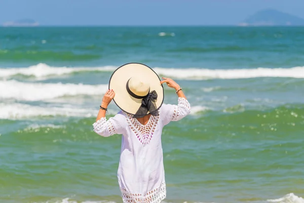 Mulher relaxando na praia em Hoi An — Fotografia de Stock