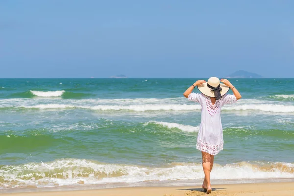 Frau entspannt sich am Strand in hoi an — Stockfoto