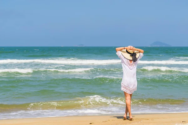 Vrouw ontspannen op het strand in de Hoi een — Stockfoto