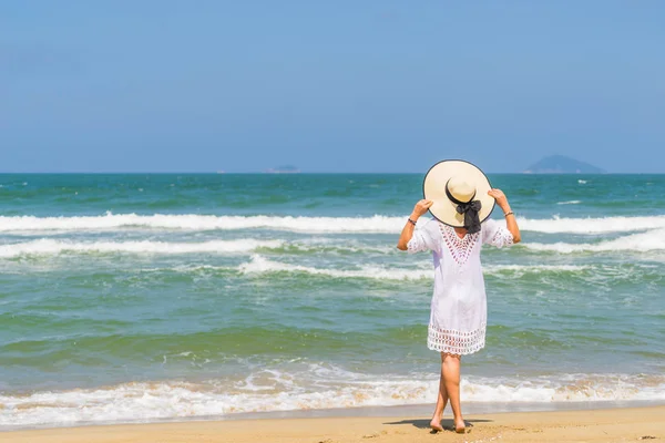 Frau entspannt sich am Strand in hoi an — Stockfoto