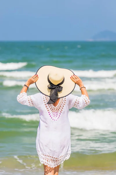Женщина отдыхает на пляже в Хой Ане — стоковое фото