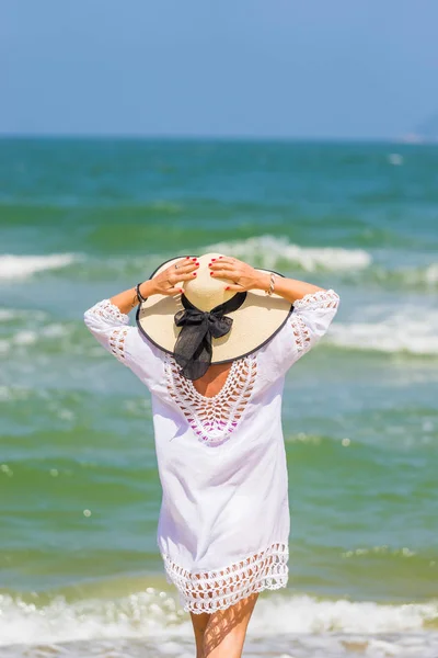 Mulher relaxando na praia em Hoi An — Fotografia de Stock