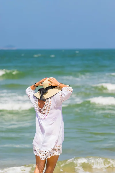 Vrouw ontspannen op het strand in de Hoi een — Stockfoto