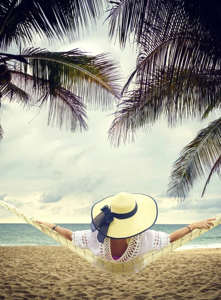 Donna che si rilassa in spiaggia — Foto Stock