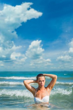 Sahilde zarif kadın 