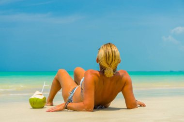 kadın güzel bir plaj