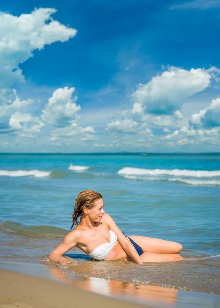 Mulher elegante na praia — Fotografia de Stock