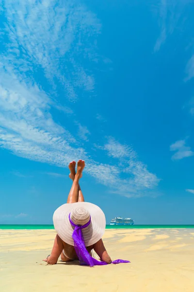 Mulher na praia — Fotografia de Stock