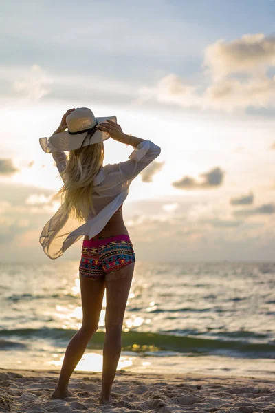 Kvinna i baddräkt som poserar på stranden — Stockfoto