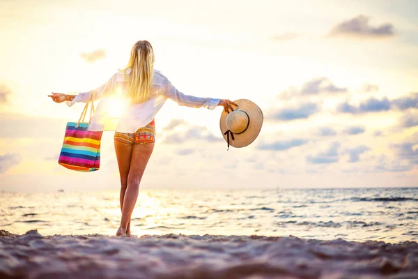 Donna in costume da bagno in posa sulla spiaggia — Foto Stock