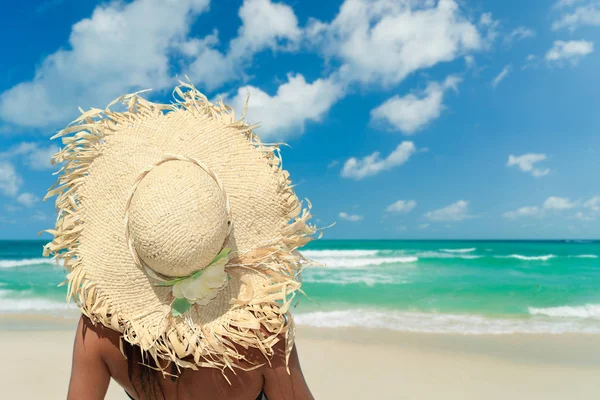 Donna Con Cappello Che Rilassa Sulla Spiaggia — Foto Stock