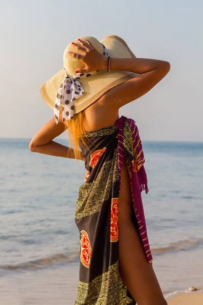 Mujer Con Sombrero Playa Atardecer — Foto de Stock