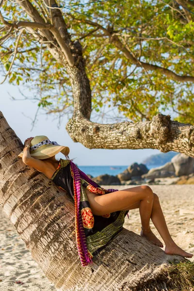 Vrouw Met Hoed Koelen Uit Het Strand — Stockfoto