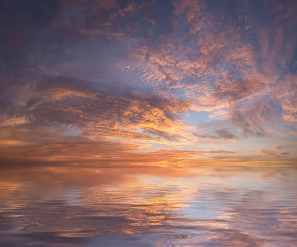 Verbazingwekkende tropische zeegezicht met wolken — Stockfoto