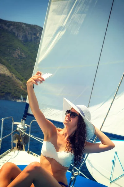 Frau auf einem Segelboot im Ionischen Meer — Stockfoto